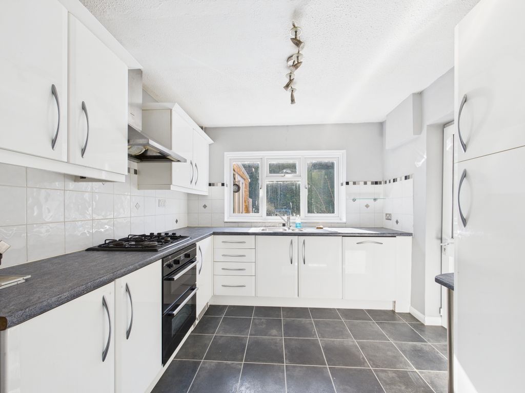 Property photo 3 of 11 Kitchen
