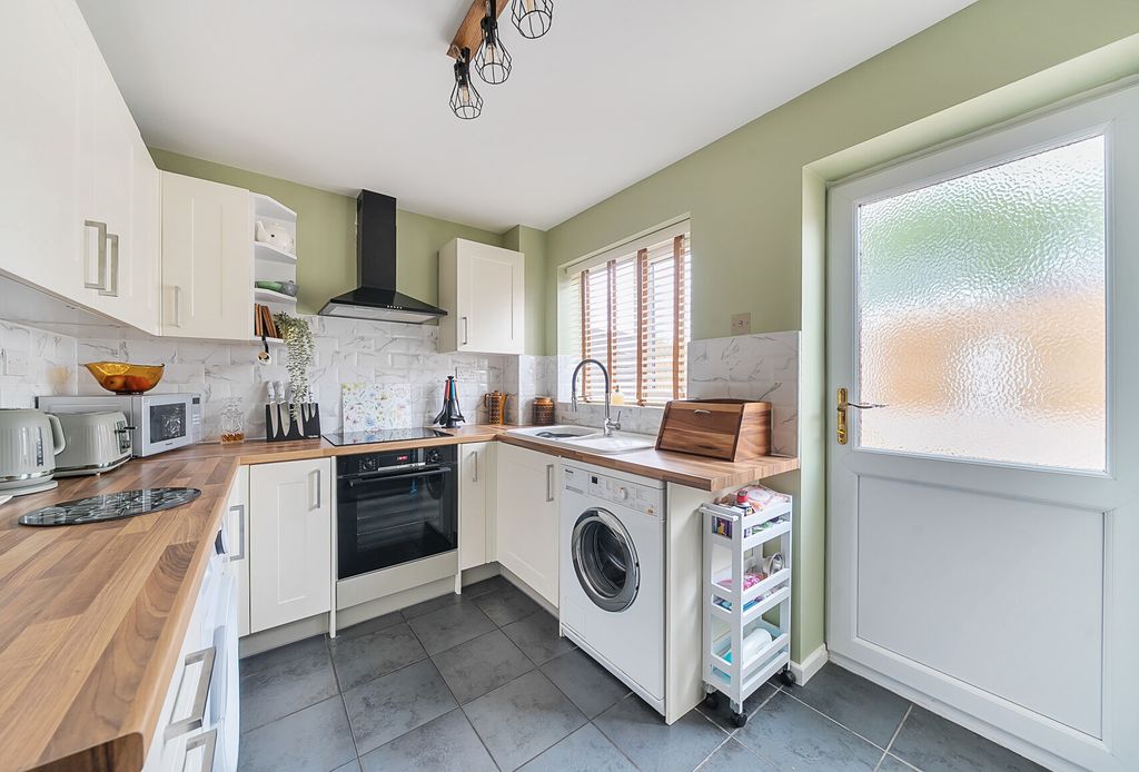 Property photo 2 of 11 1330789-8-688B9Ae...