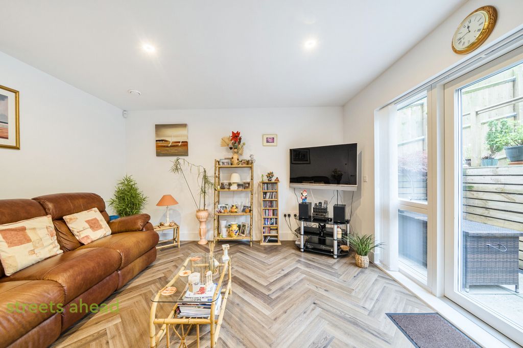 Property photo 2 of 14 5d0Ebeb3-Fe05-481...
