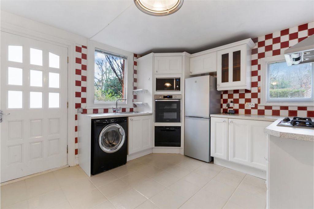 Property photo 3 of 12 Worple Road 38 (9).Jpg