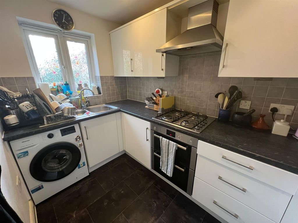 Property photo 3 of 12 Kitchen