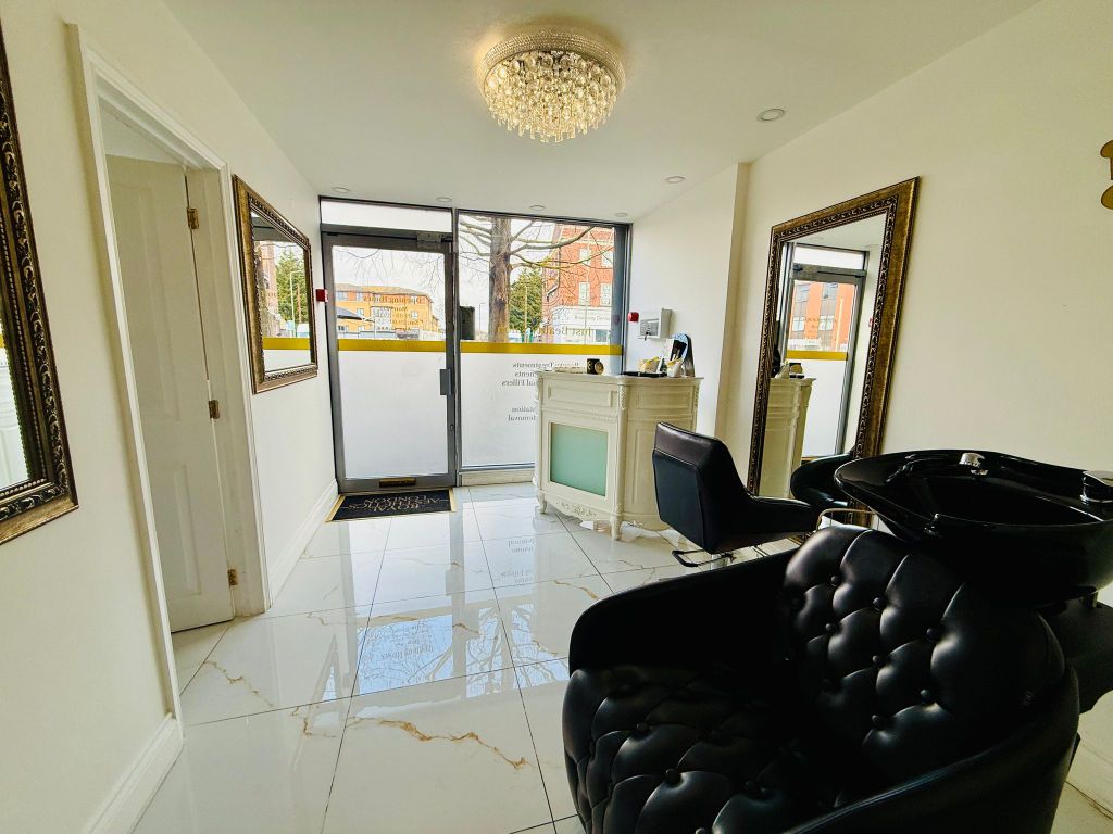 Property photo 1 of 9 Burnt Oak Broadway, Ha8 5El (15)