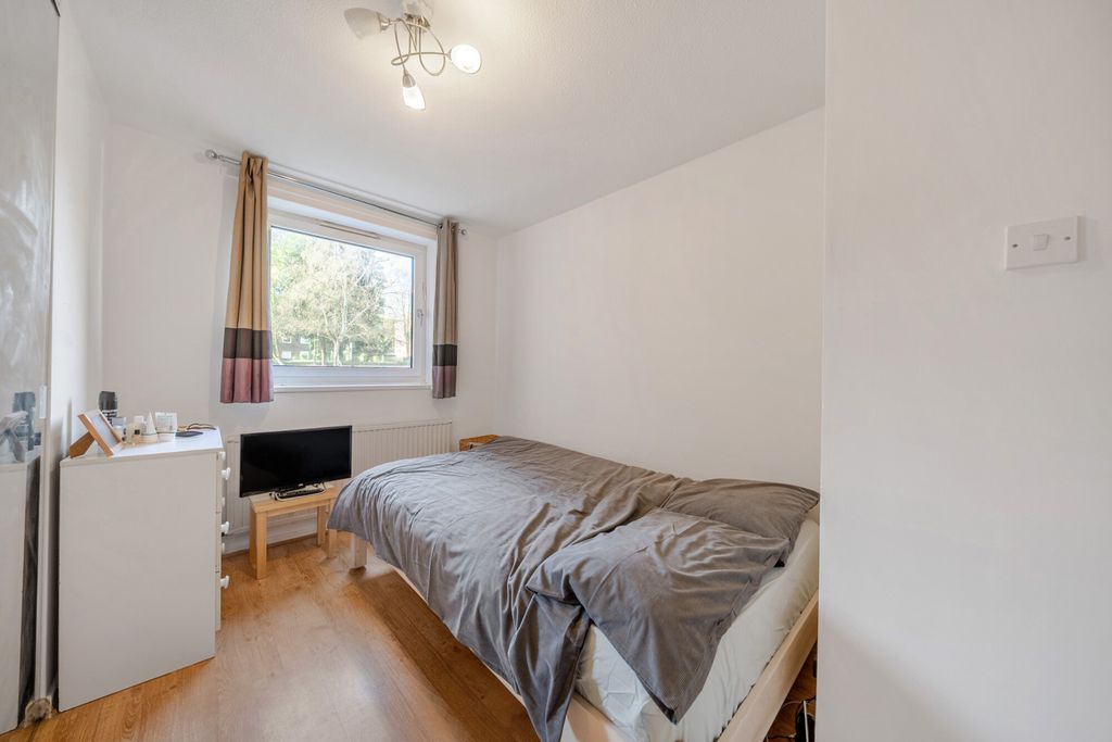 Property photo 3 of 8 1433953-10-69Ca63...