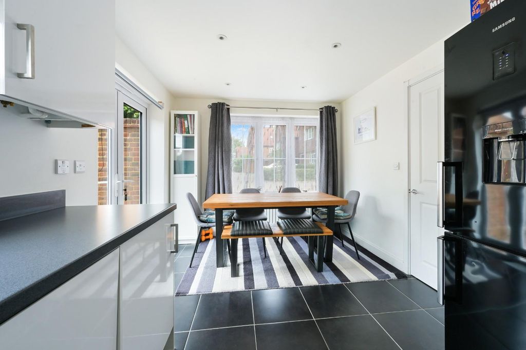 Property photo 3 of 13 Preston Manor Road