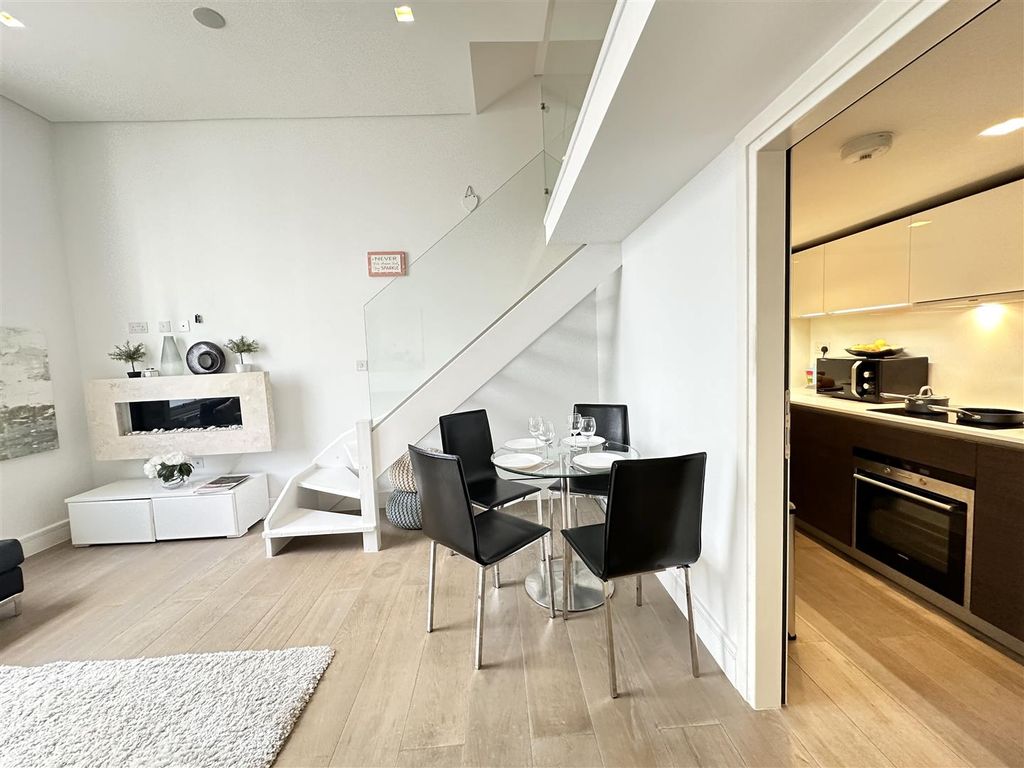 Property photo 3 of 21 Living B.Jpg