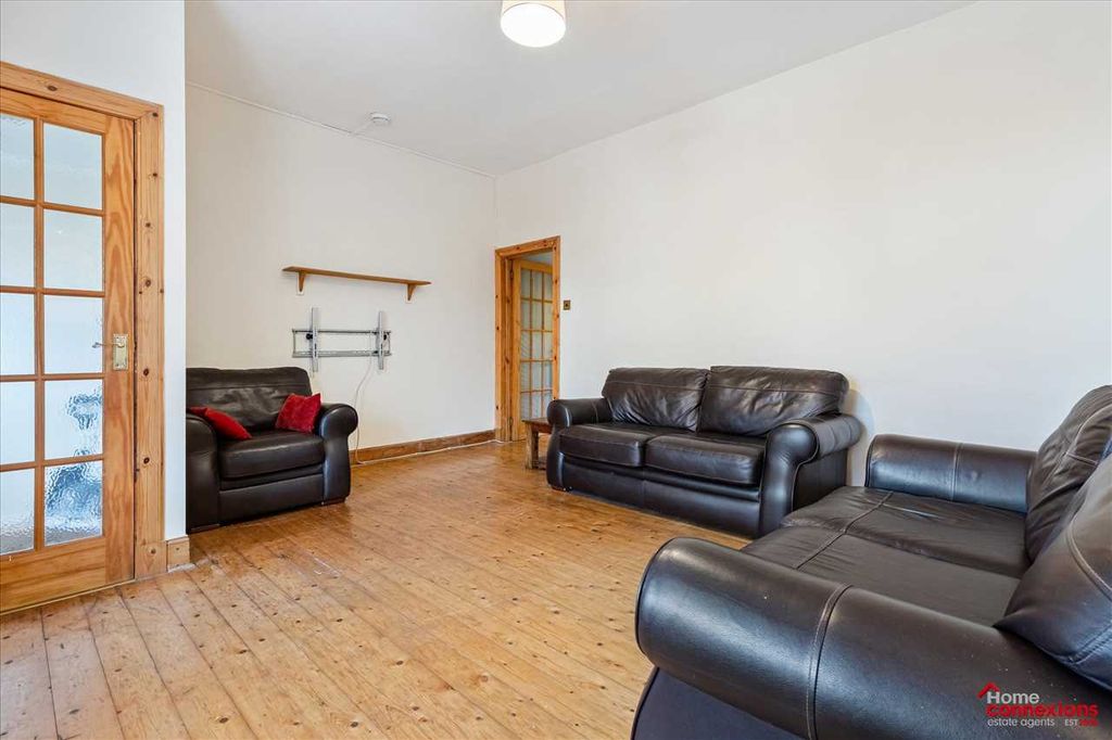 Property photo 3 of 19 Lounge (2)