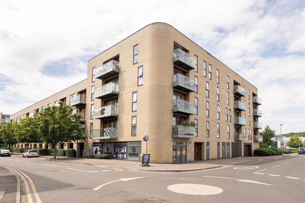 Property photo 1 of 18 Jubilee Avenue, E4