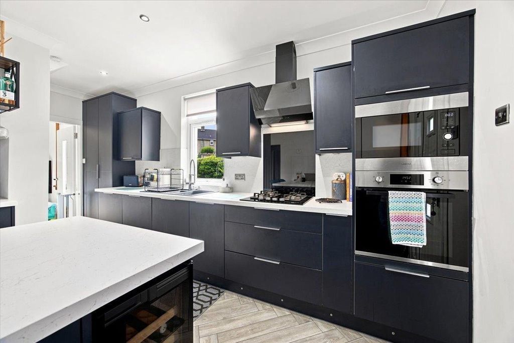 Property photo 3 of 24 15-14_Kirksyde_Ave_Kirkintilloch_015.Jpg