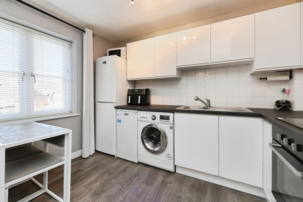 Property photo 3 of 18 Kitchen