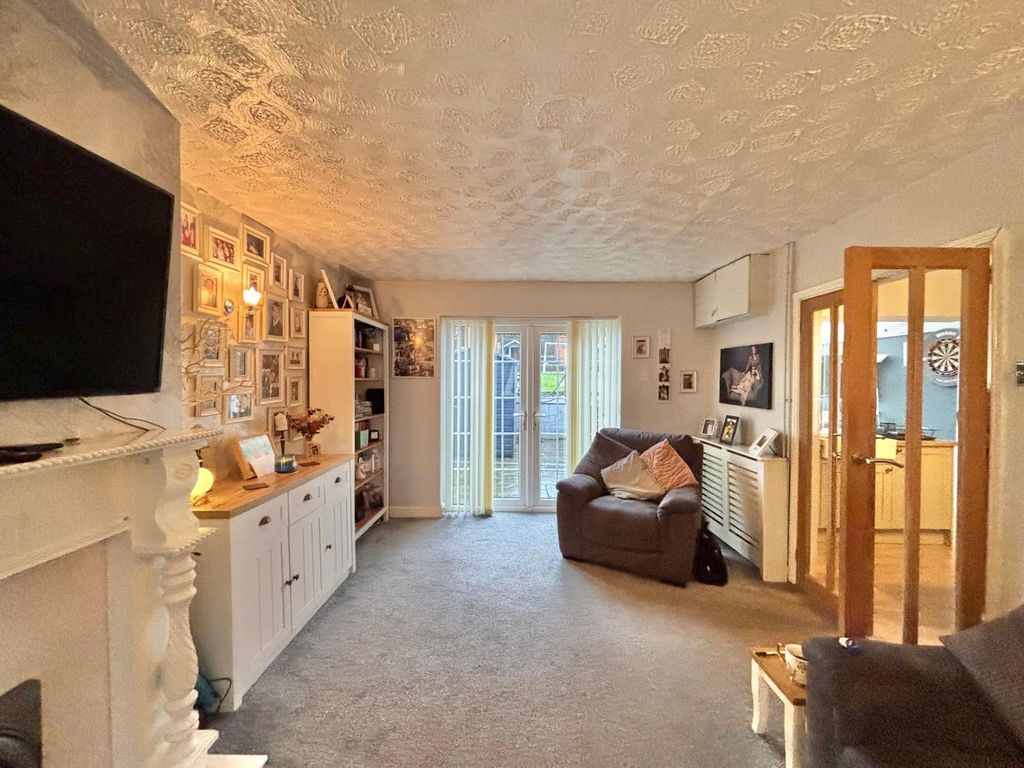 Property photo 3 of 18 Living Room