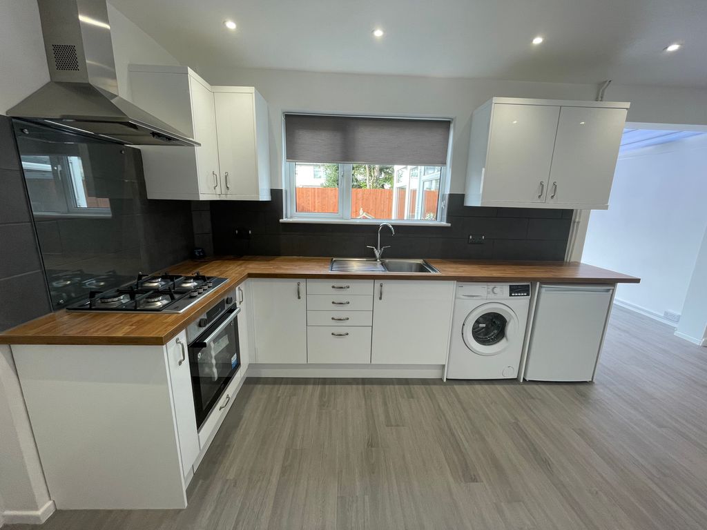 Property photo 3 of 18 Kitchen