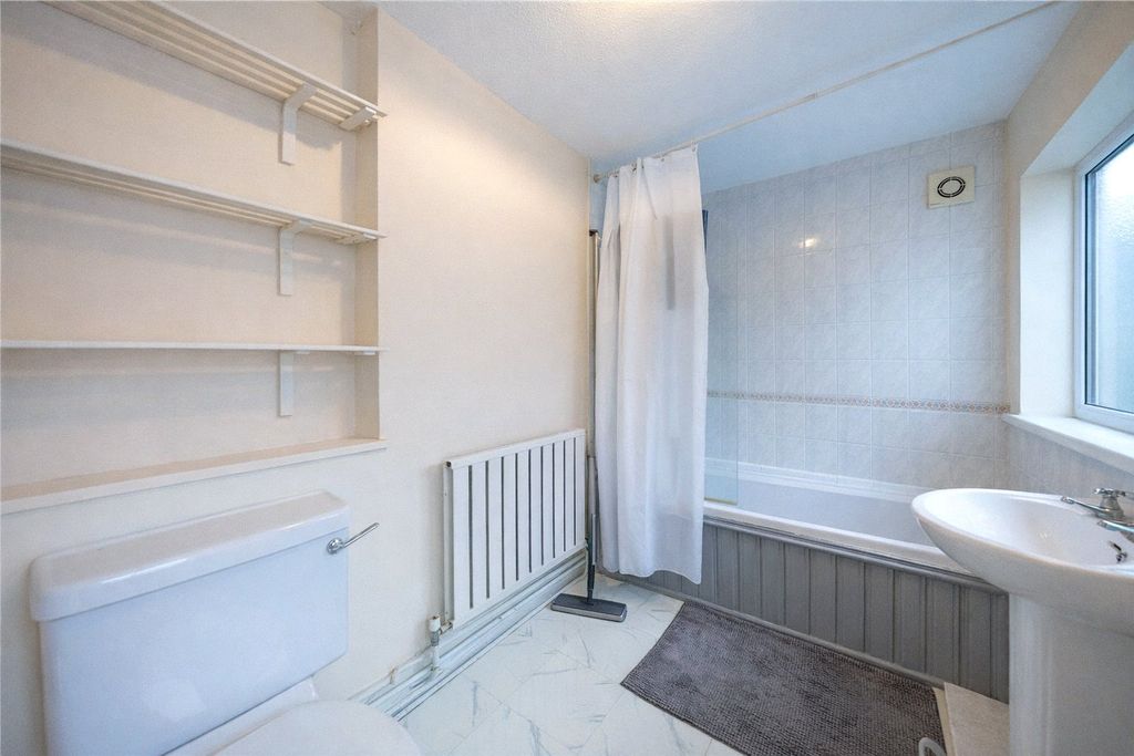 Property photo 3 of 9 Bathroom