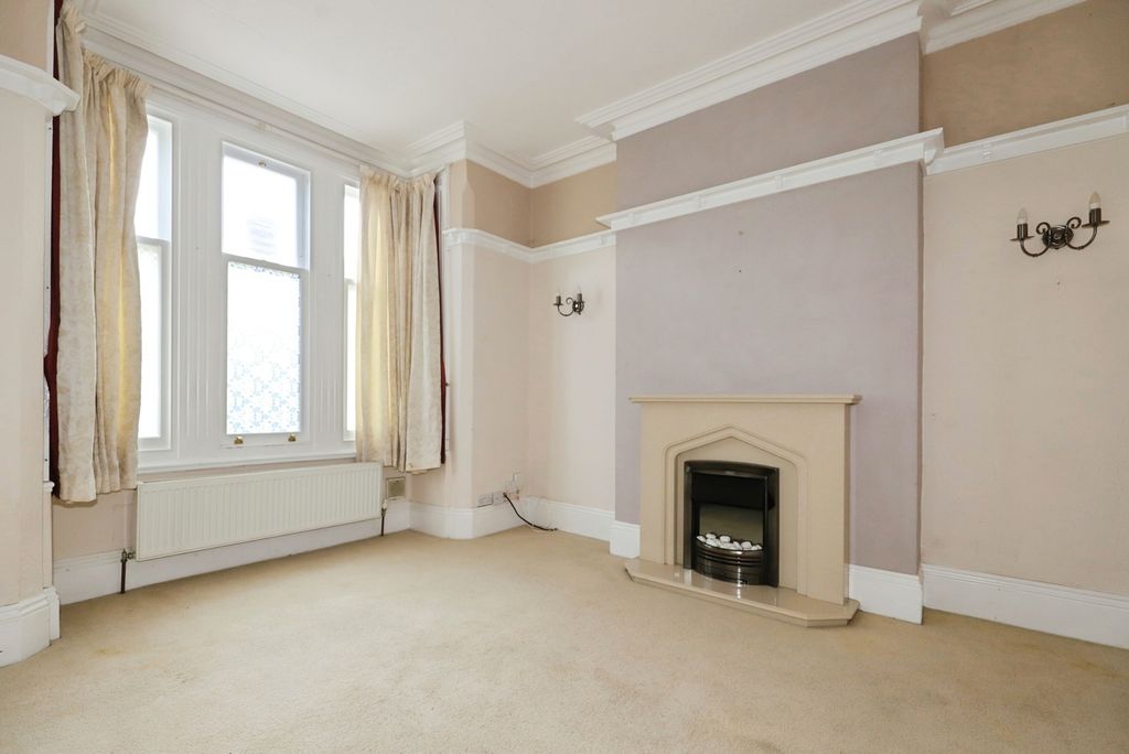 Property photo 3 of 13 Lounge