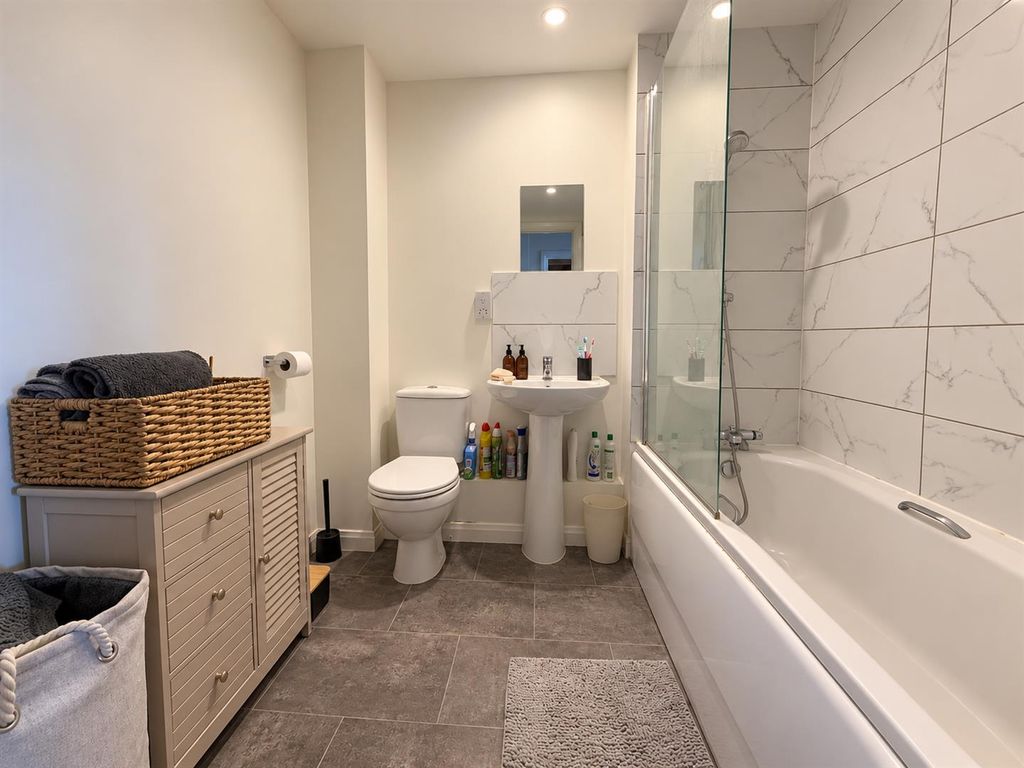 Property photo 3 of 6 Bathroom
