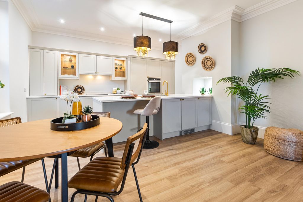 Property photo 2 of 9 Luxury Fitted Kitchen