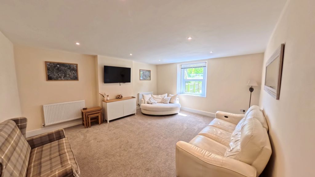 Property photo 2 of 16 Lounge