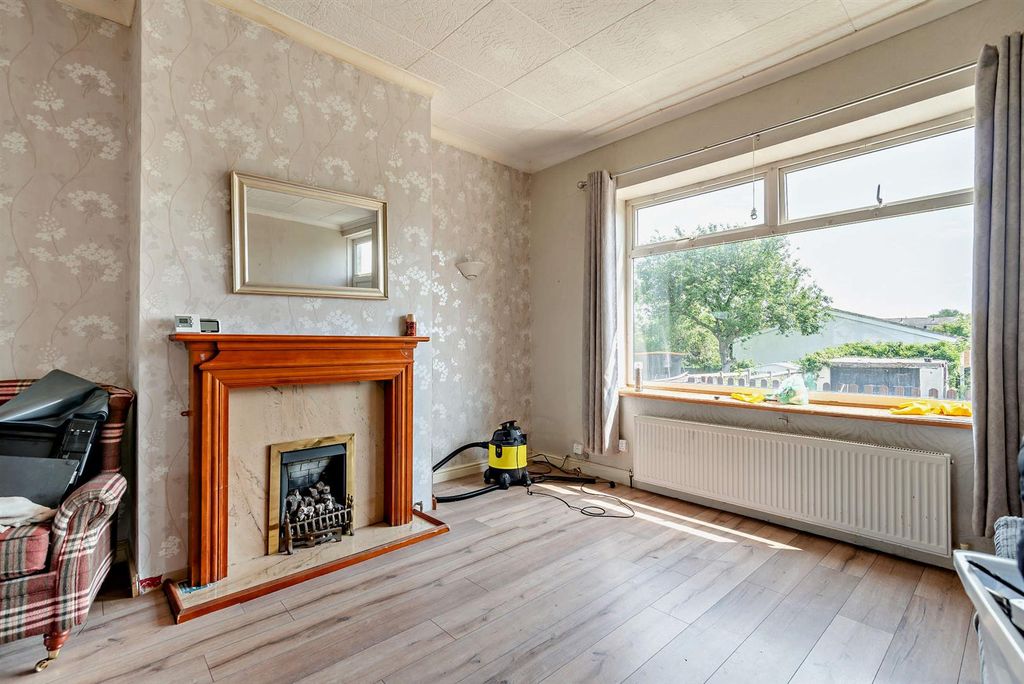 Property photo 2 of 11 8652878-Interior02-800.Jpg