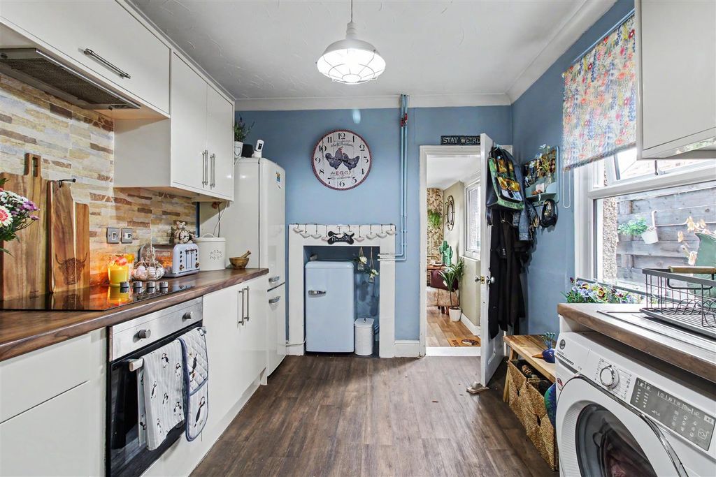 Property photo 3 of 27 Kitchen