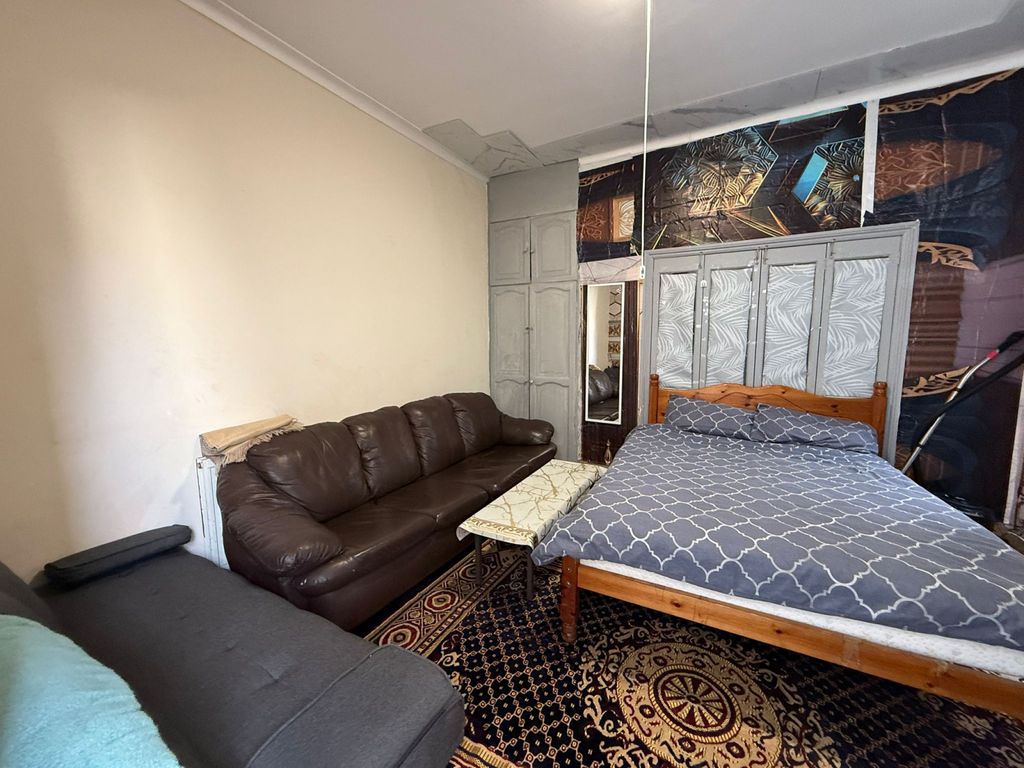 Property photo 1 of 7 Studio Flat With Seperate Kitchen Off Ilford Lane- Ideal For Couples