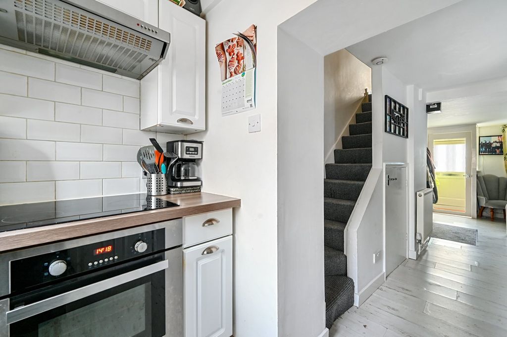 Property photo 3 of 9 Kitchen