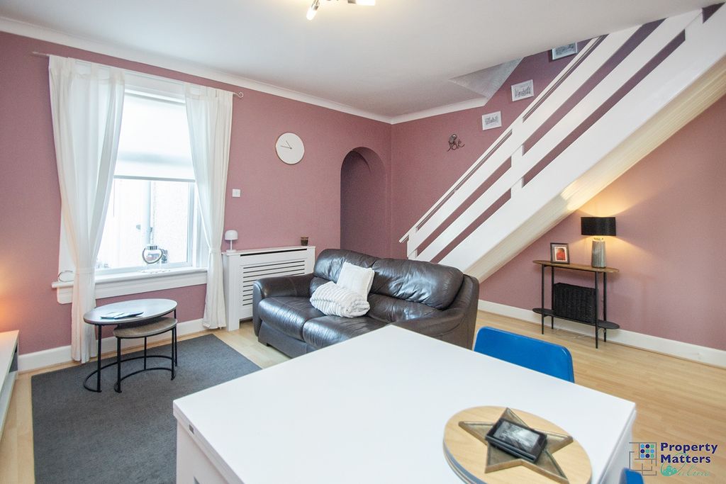 Property photo 3 of 16 Lounge