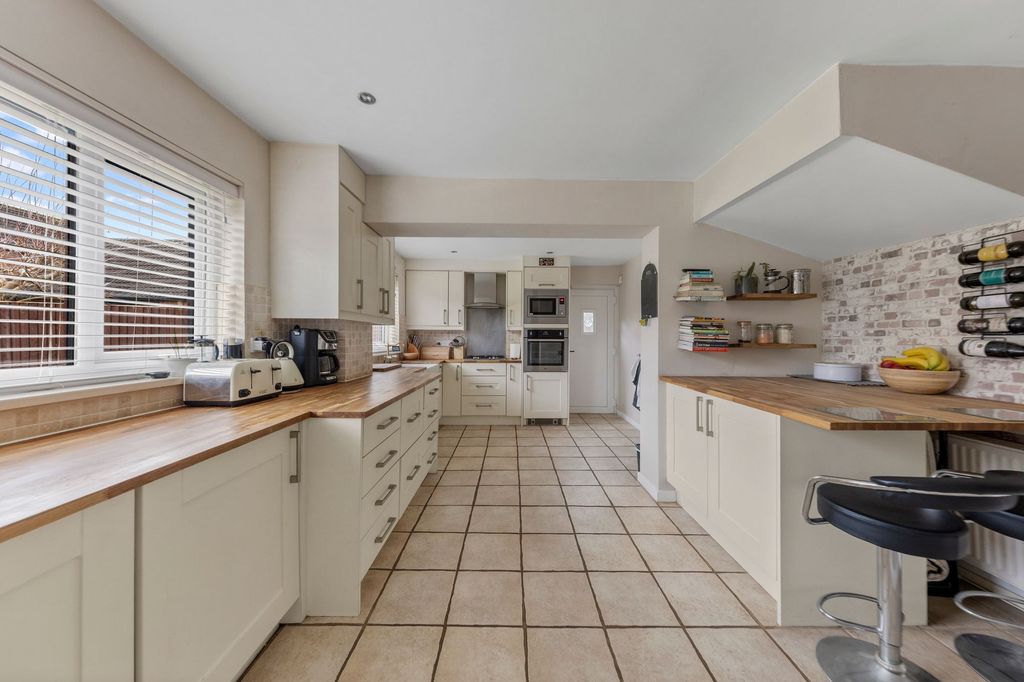 Property photo 2 of 27