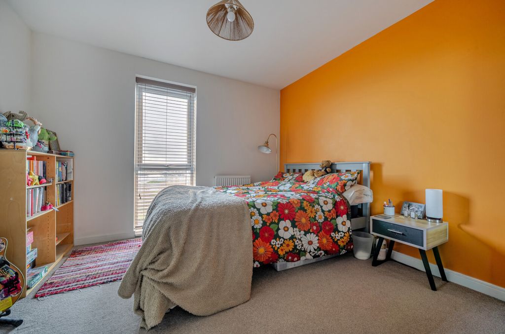 Property photo 3 of 11 1395501-7-6972125...