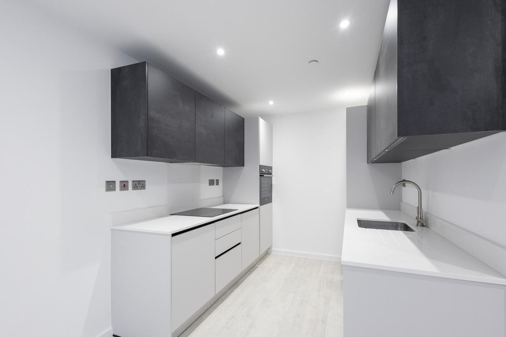 Property photo 3 of 11 Kitchen