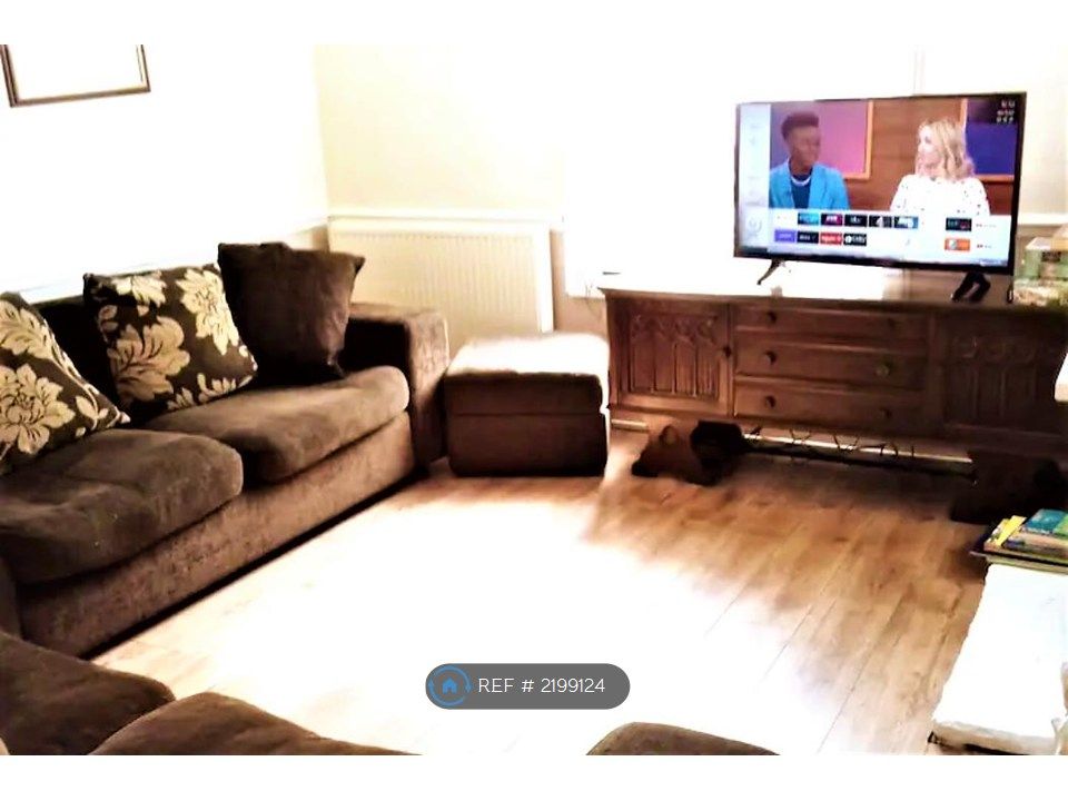 Property photo 2 of 22 Lounge, 2 Large Couches, 39Freeviewhdtv