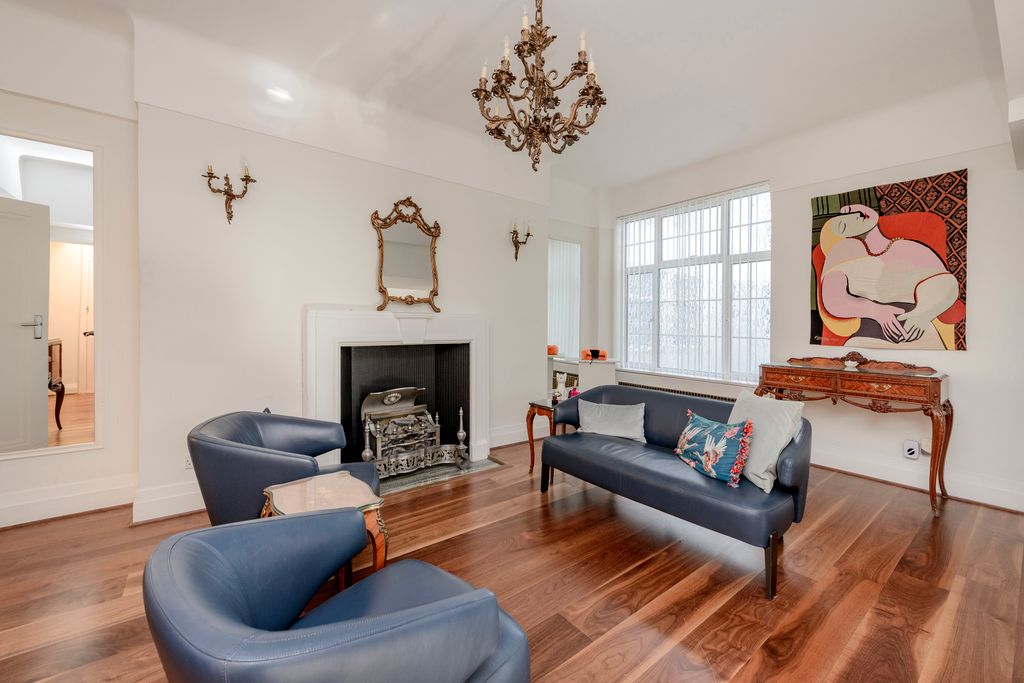 Property photo 2 of 10 55 Berkeley Ct-9519.Jpg