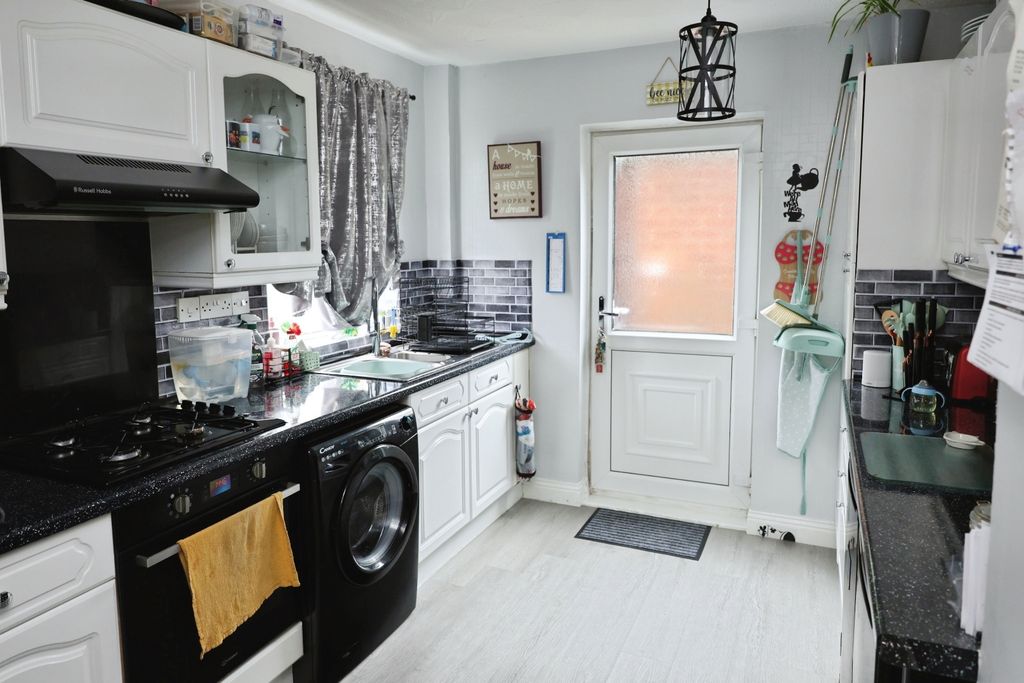 Property photo 3 of 8 Pbox-Utility_Room-315039.Jpg