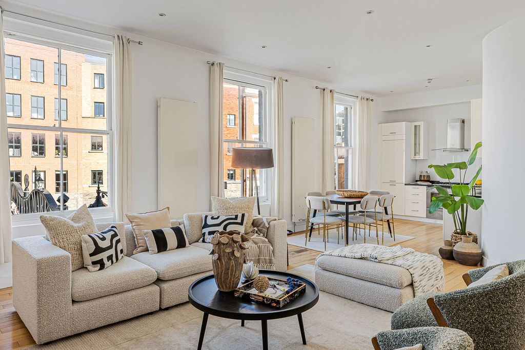 Property photo 1 of 20 Reception/Kitchen