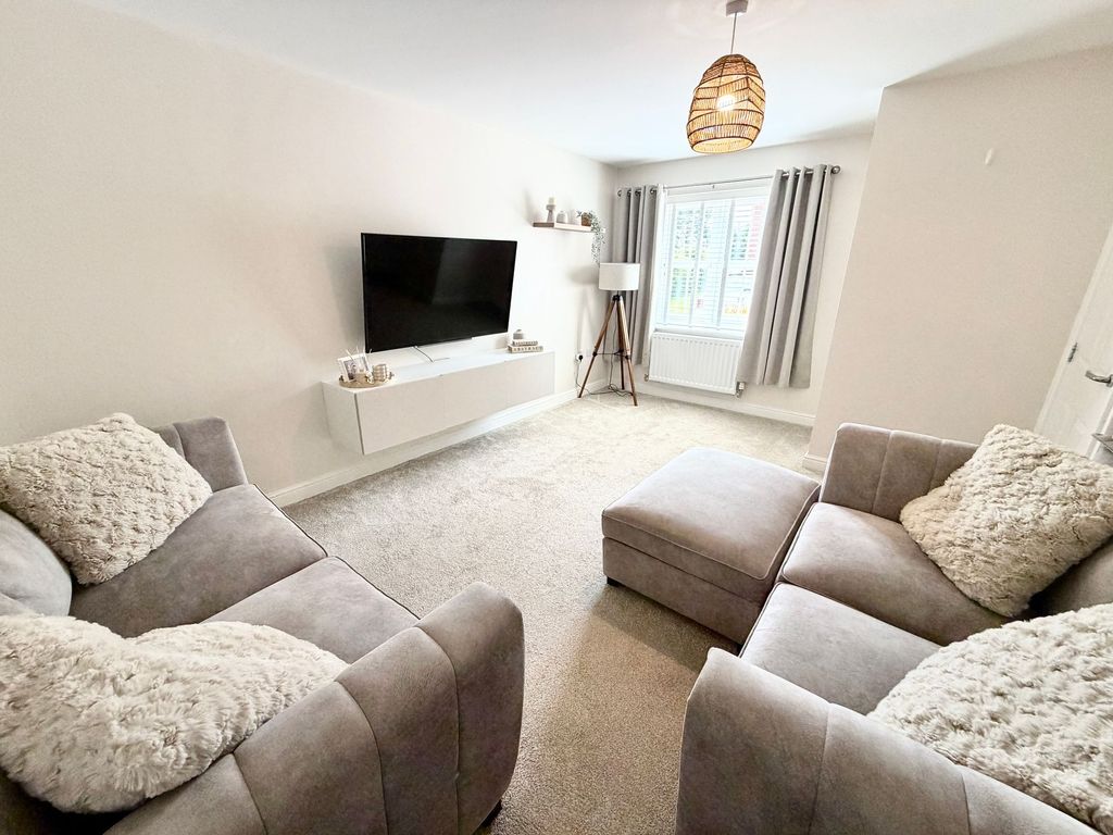 Property photo 2 of 17 Lounge