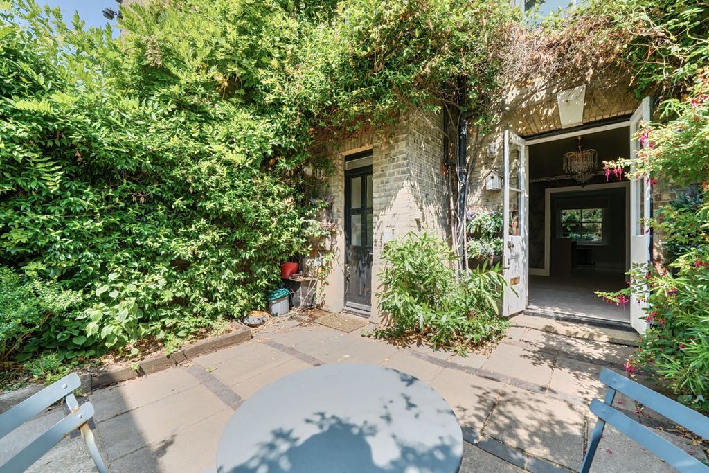 Property photo 2 of 23