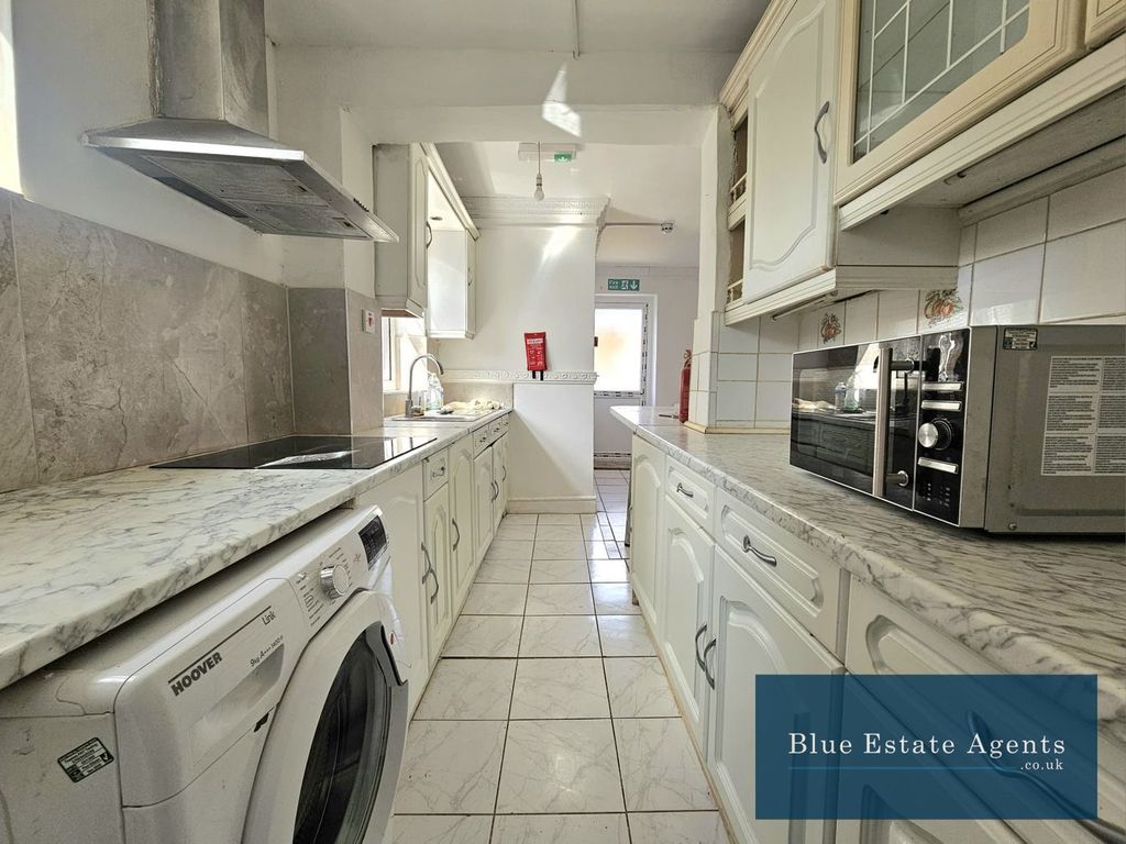 Property photo 3 of 7 Kitchen