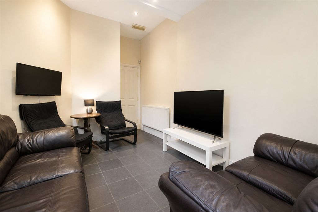 Property photo 3 of 17 Approach