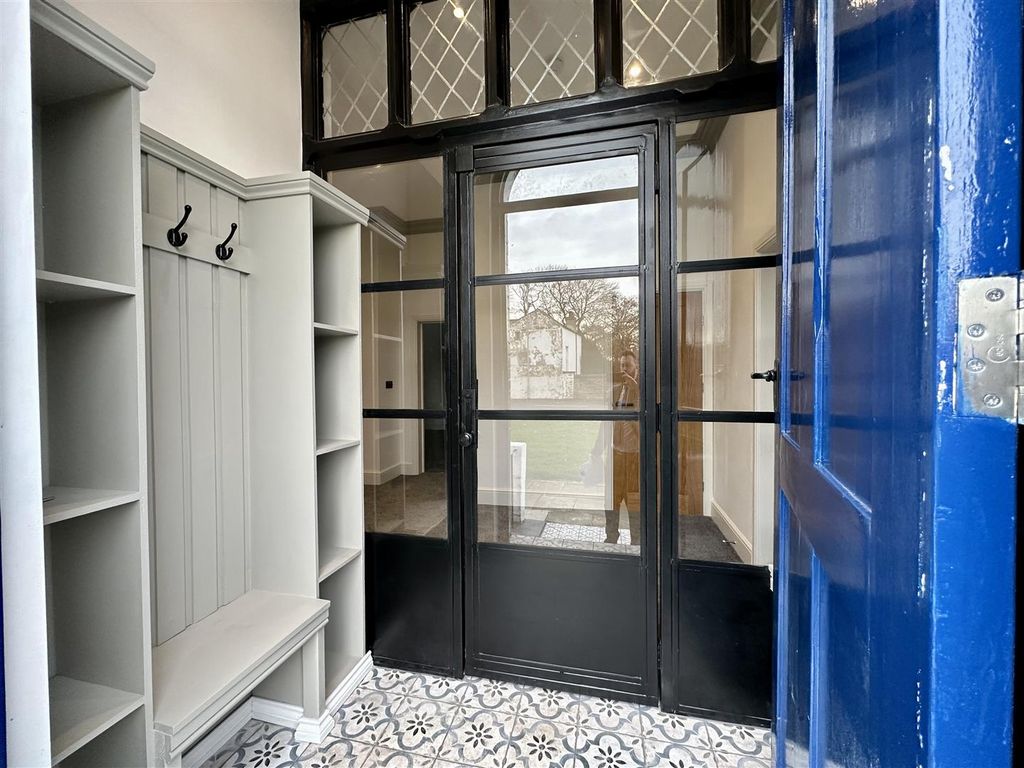 Property photo 3 of 16 Entrance Hall