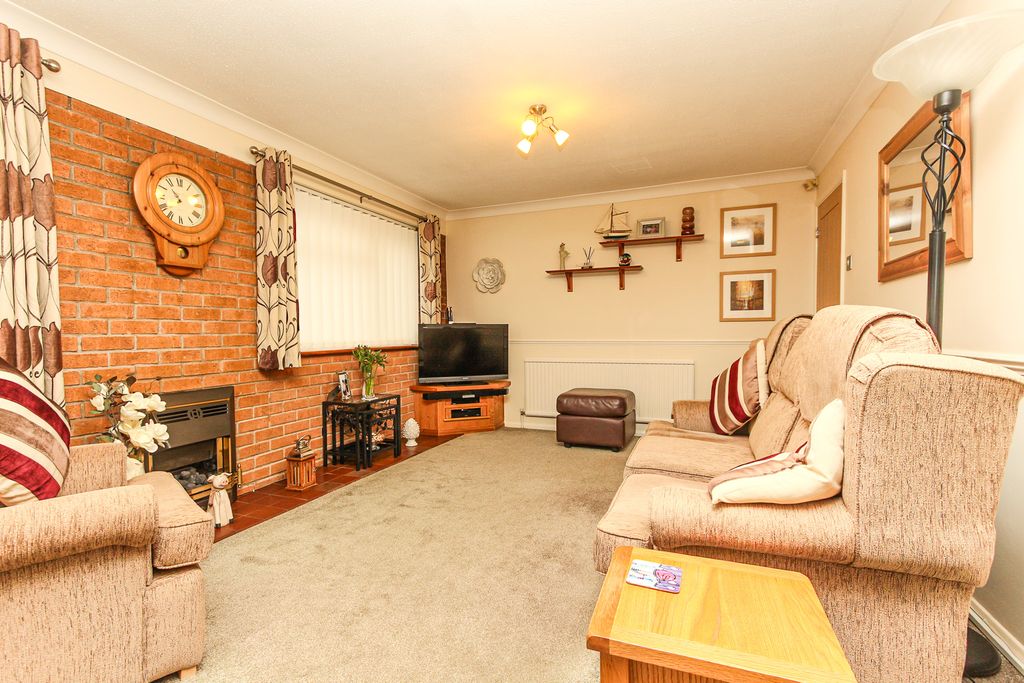 Property photo 3 of 10 Living Room