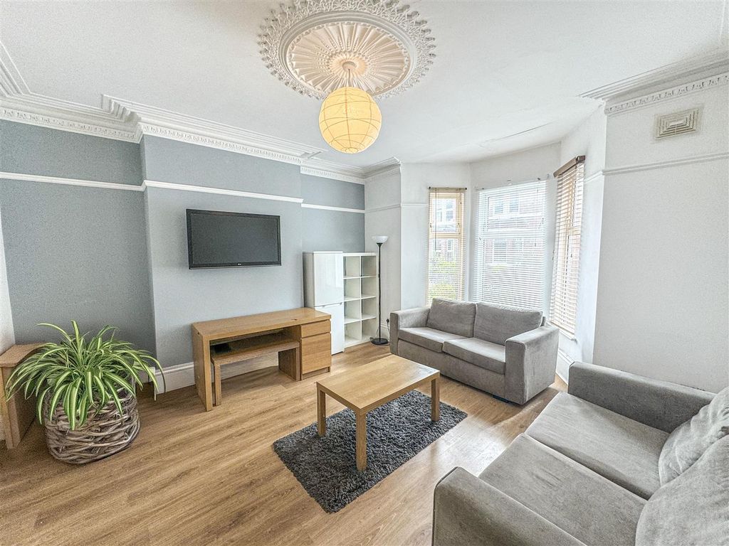 Property photo 1 of 13 Lounge