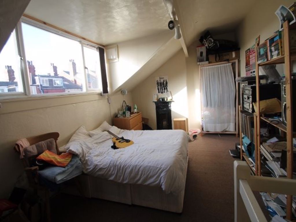 Property photo 2 of 6 Bright, Cosy Double Bedroom With A Double Bed, Slo...