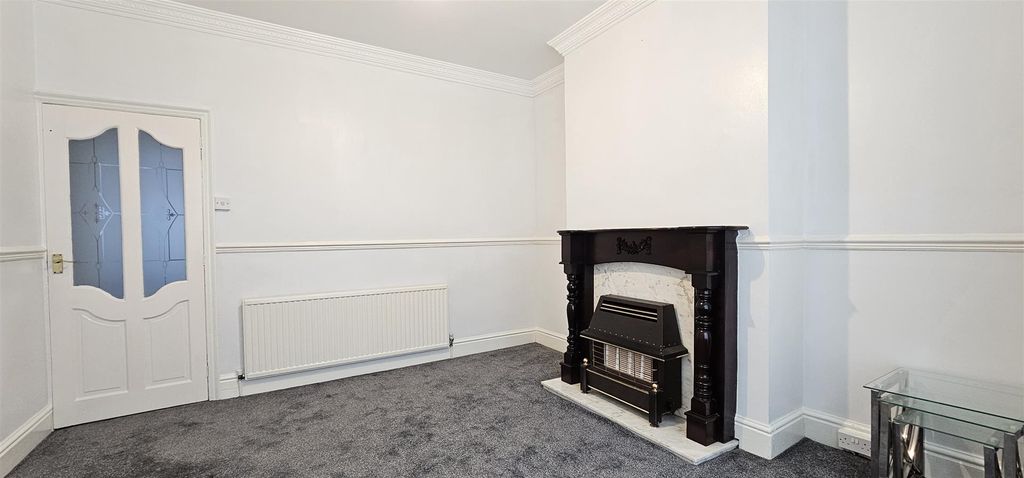 Property photo 2 of 16 Lounge