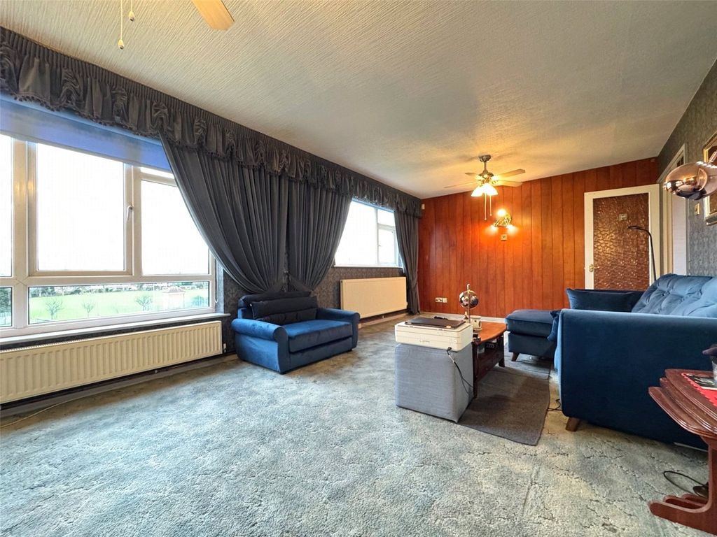 Property photo 2 of 10 Lounge