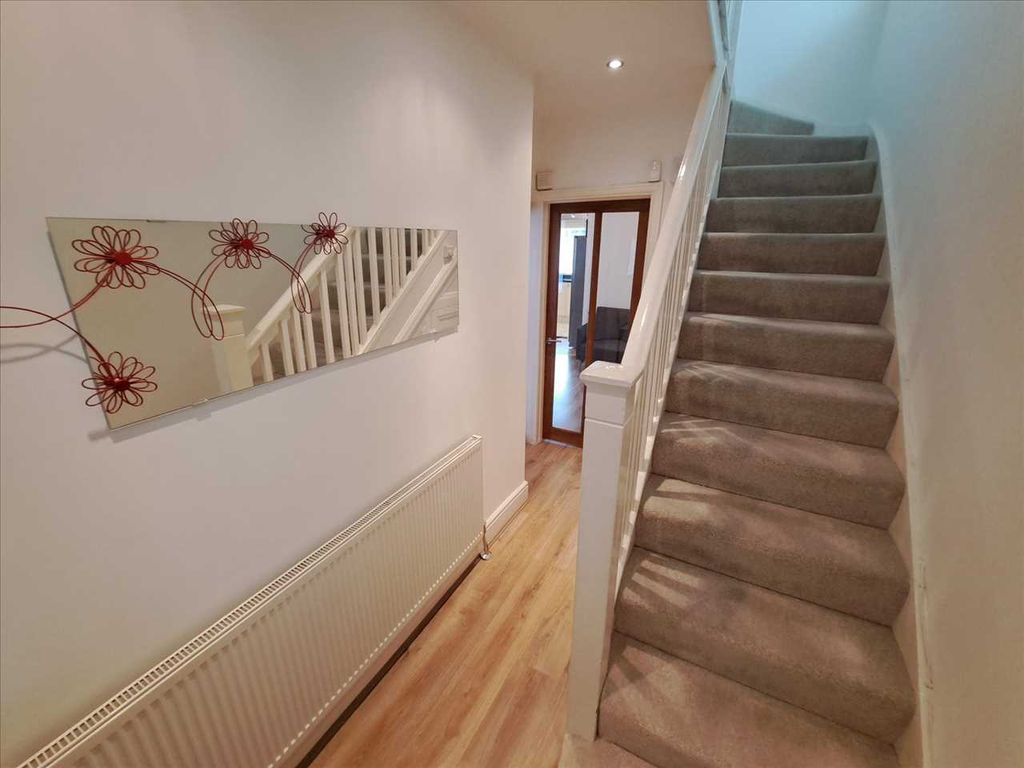 Property photo 3 of 14 Hallway