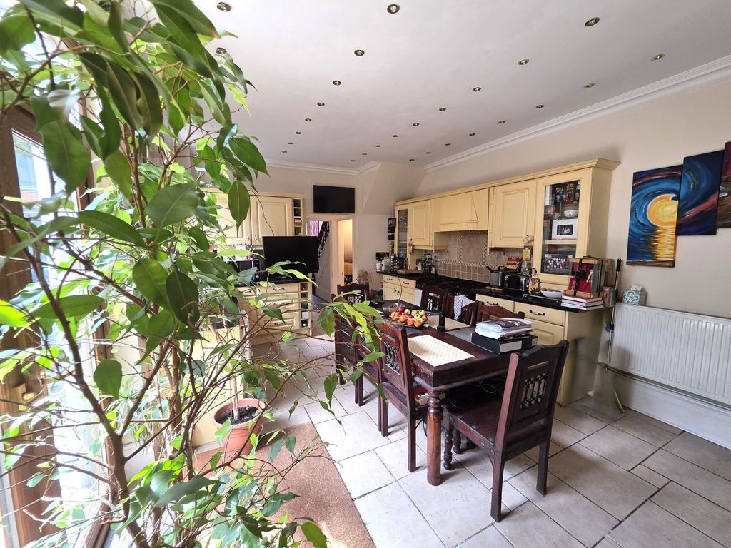 Property photo 2 of 31 Kitchen/Diner