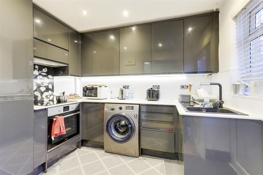 Property photo 2 of 15 1048.Jpg