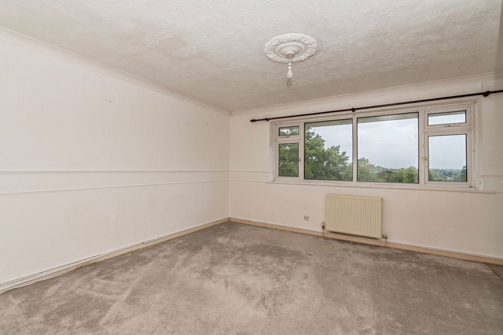 Property photo 3 of 14 Bed 1