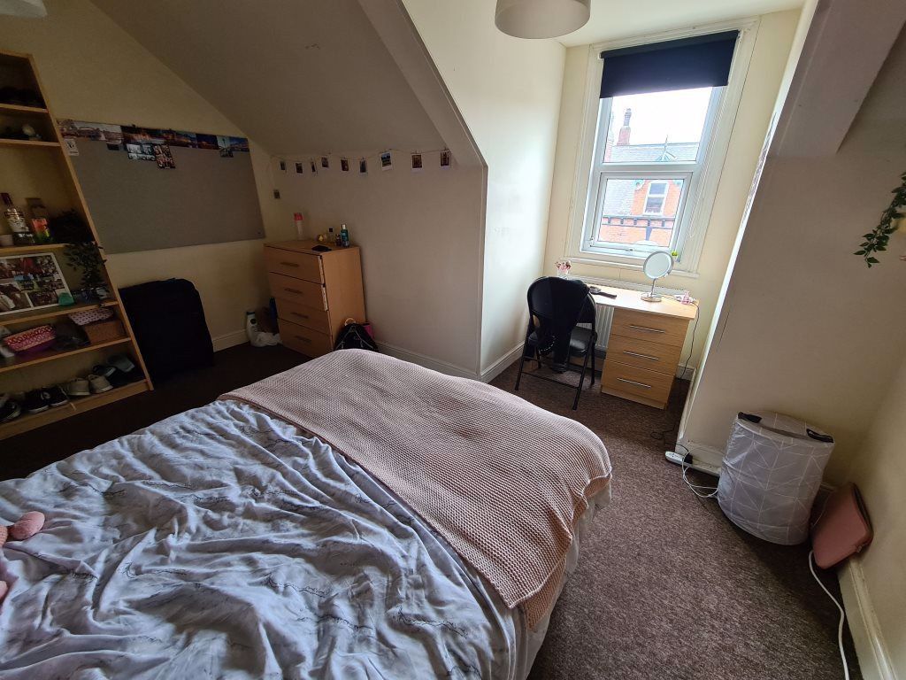 Property photo 2 of 37 A Spacious And Inviting Bedroom With A Large Bed, ...