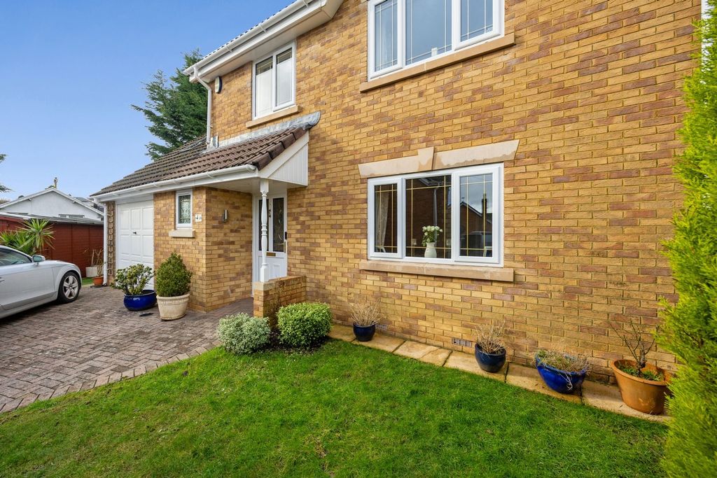 Property photo 3 of 46 Front Garden