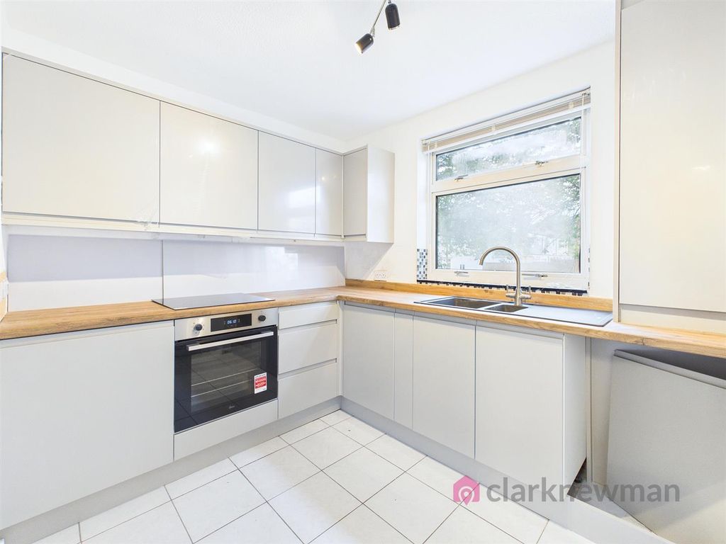 Property photo 2 of 10 Kitchen