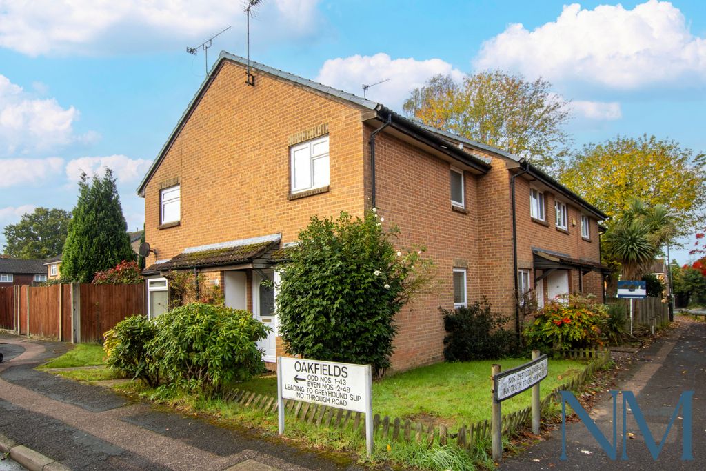 Property photo 1 of 8 1 Bed House For Sale In Pound Hill, Crawley